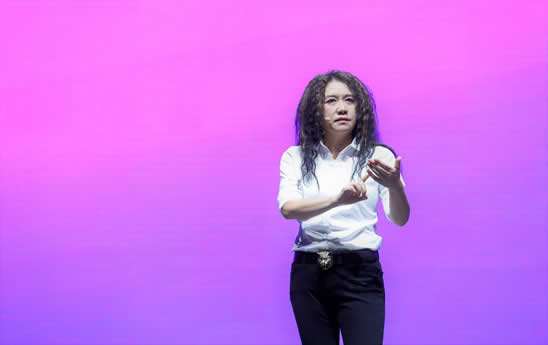 王潮歌跨界指导HUAWEI P20系列发布会 颠覆传统 眼界大开！