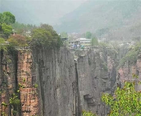 悬崖上的村庄:郭亮村世界最危险的村庄(大自然的鬼斧神工) 悬崖上的村庄:郭亮村世界最危险的村庄(大自然的鬼斧神工)