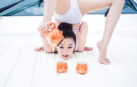 柔术美女紧身一字马柔韧惊人 看得我很爽(组图) 柔术美女紧身一字马柔韧惊人 看得我很爽(组图)