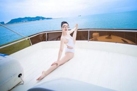 柔术美女紧身一字马柔韧惊人 看得我很爽(组图) 柔术美女紧身一字马柔韧惊人 看得我很爽(组图)