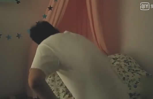 女儿睡着爸爸进入女儿房间（组图）