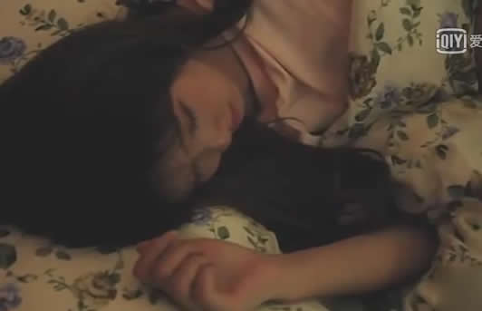 女儿睡着爸爸进入女儿房间（组图）