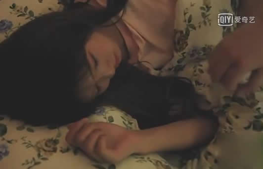 女儿睡着爸爸进入女儿房间（组图）