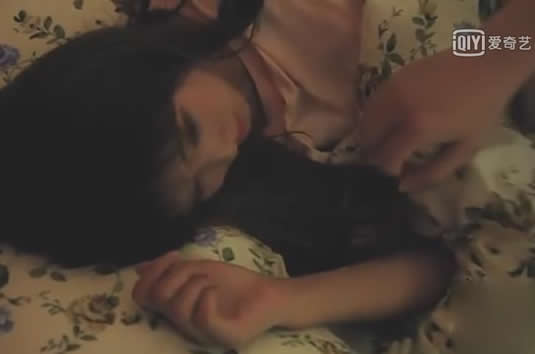 女儿睡着爸爸进入女儿房间（组图）