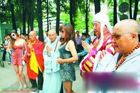 一张美女与和尚的图片,和尚美女道士尼姑齐上阵