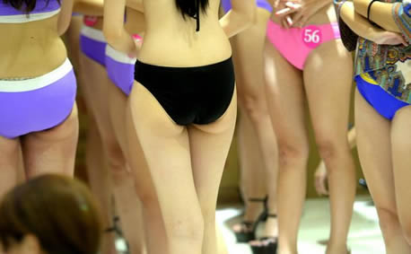 高中女生泳装,高中女生穿泳装练胆（图）