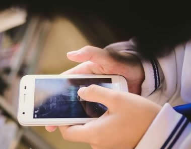 低头玩手机会导致口臭，这是个不得不信的事实