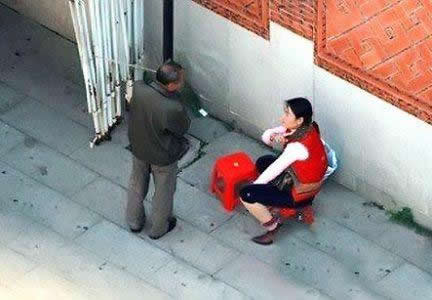 揭秘街边擦鞋少妇惊人一幕（图）