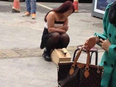 揭秘街边擦鞋少妇惊人一幕（图）