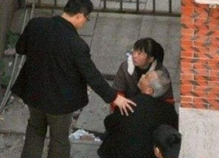 揭秘街边擦鞋少妇惊人一幕（图）