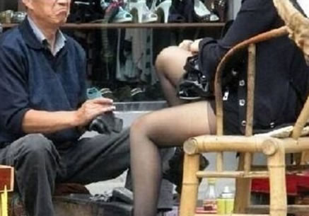 揭秘街边擦鞋少妇惊人一幕（图）