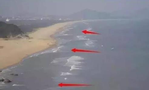 在海边看到这种海浪立即上岸逃命(图文解析) 在海边看到这种海浪立即上岸逃命(图文解析)