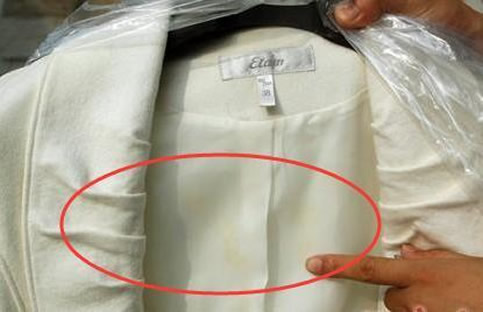 白衣服发黄洗白小窍门：白色衣服发黄怎么洗白及防止变黄