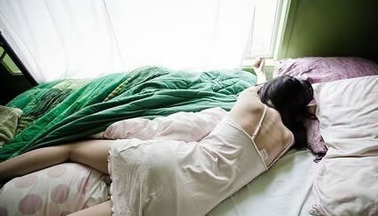 女人睡觉时为啥总爱夹着被子(图文揭晓) 女人睡觉时为啥总爱夹着被子(图文揭晓)