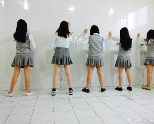 高校男女生厕所拍毕业照：太搞怪了引不满