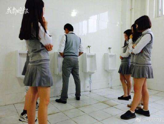 高校男女生厕所拍毕业照：太搞怪了引不满