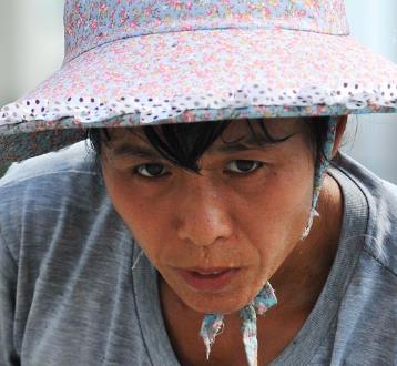 农民工地上的苦力女人们,晚上男女混住无隐私(组图) 农民工地上的苦力女人们,晚上男女混住无隐私(组图)