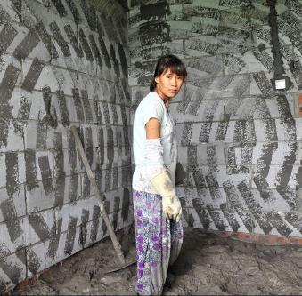 农民工地上的苦力女人们,晚上男女混住无隐私(组图) 农民工地上的苦力女人们,晚上男女混住无隐私(组图)