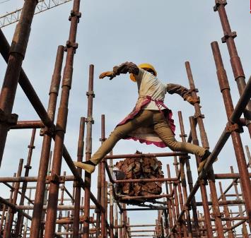 农民工地上的苦力女人们,晚上男女混住无隐私(组图) 农民工地上的苦力女人们,晚上男女混住无隐私(组图)