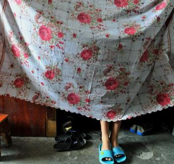 农民工地上的苦力女人们，晚上男女混住无隐私（组图）