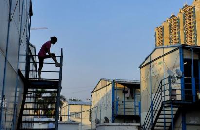 农民工地上的苦力女人们，晚上男女混住无隐私（组图）