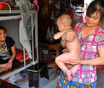 农民工地上的苦力女人们，晚上男女混住无隐私（组图）