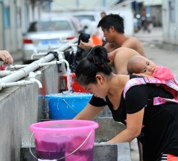 农民工地上的苦力女人们，晚上男女混住无隐私（组图）