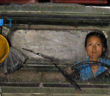 农民工地上的苦力女人们，晚上男女混住无隐私（组图）