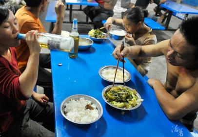 农民工地上的苦力女人们，晚上男女混住无隐私（组图）