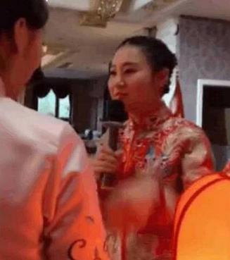 老夫少妻的结合,男子竟然娶了女儿的闺蜜(图) 老夫少妻的结合,男子竟然娶了女儿的闺蜜(图)