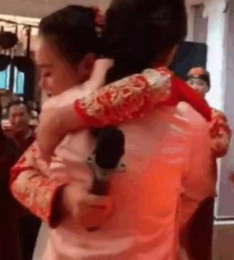 老夫少妻的结合,男子竟然娶了女儿的闺蜜(图) 老夫少妻的结合,男子竟然娶了女儿的闺蜜(图)