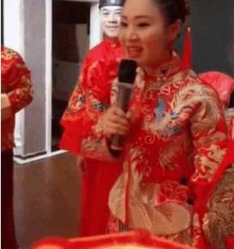 老夫少妻的结合,男子竟然娶了女儿的闺蜜(图) 老夫少妻的结合,男子竟然娶了女儿的闺蜜(图)