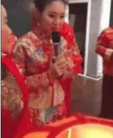 老夫少妻的结合,男子竟然娶了女儿的闺蜜(图) 老夫少妻的结合,男子竟然娶了女儿的闺蜜(图)