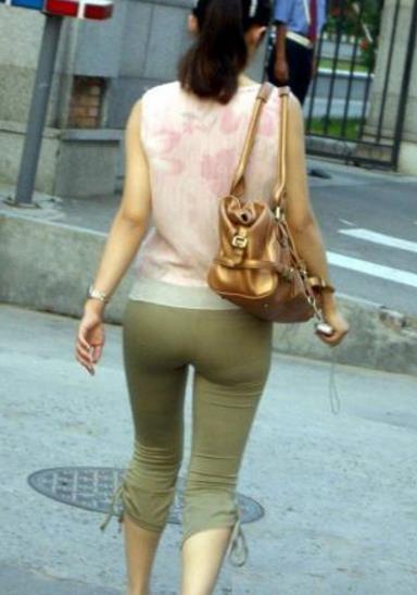 中年女性穿紧身裤图片：中年妇女百搭紧身裤