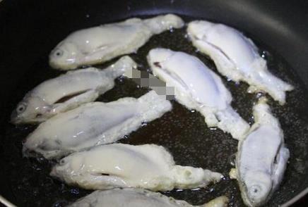 香酥可口小鲫鱼：教你大厨不外传的脆浆粉配方