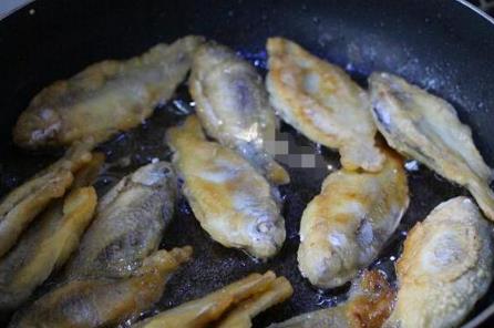 香酥可口小鲫鱼：教你大厨不外传的脆浆粉配方
