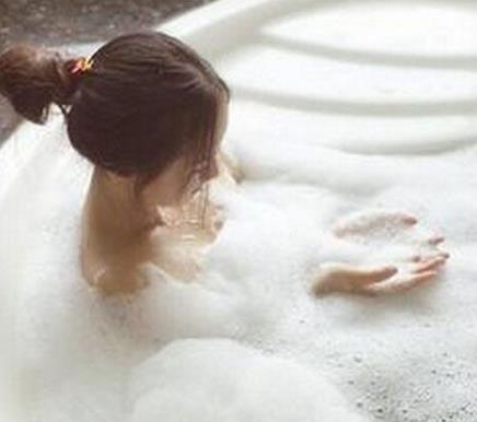 揭秘为什么中国人习惯晚上洗澡而外国人喜欢早上洗