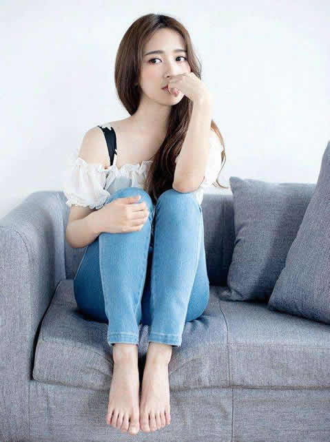 韩国牛仔裤紧身裤美女：牛子裤长腿美女图片