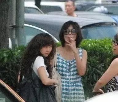 娱乐圈抽烟的女明星：盘点各个明星抽烟最帅瞬间