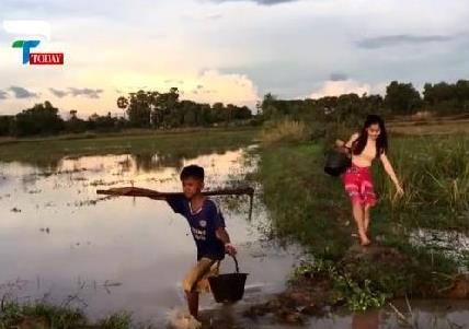 美女姐姐带弟弟在田野捉鱼 下一幕让人羡慕（组图）