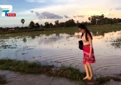 美女姐姐带弟弟在田野捉鱼 下一幕让人羡慕（组图）