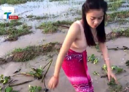 美女姐姐带弟弟在田野捉鱼 下一幕让人羡慕（组图）