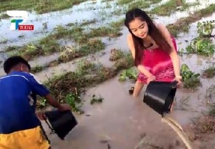 美女姐姐带弟弟在田野捉鱼 下一幕让人羡慕（组图）