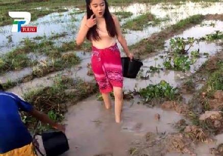 美女姐姐带弟弟在田野捉鱼 下一幕让人羡慕（组图）