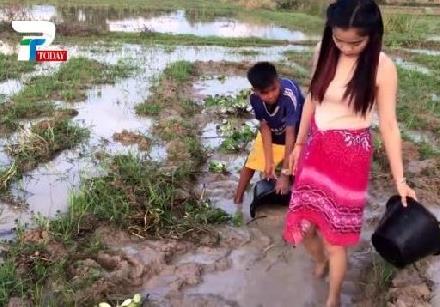美女姐姐带弟弟在田野捉鱼 下一幕让人羡慕（组图）