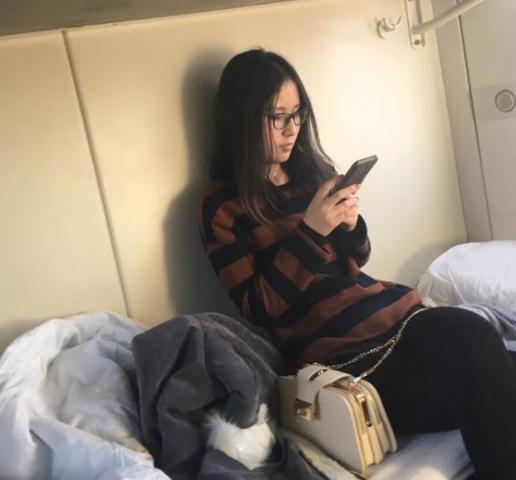 卧铺美女图片：火车卧铺照片图片合集
