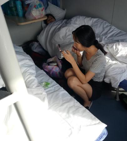 卧铺美女图片：火车卧铺照片图片合集
