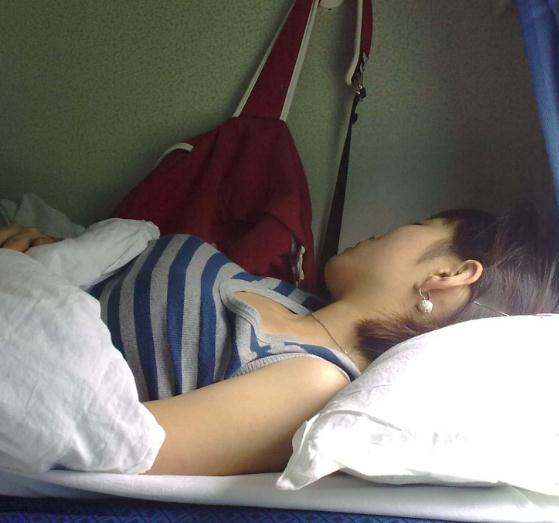 卧铺美女图片：火车卧铺照片图片合集