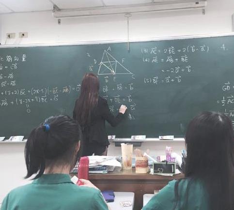 年轻女老师上课你穿成这样不好吧（图）