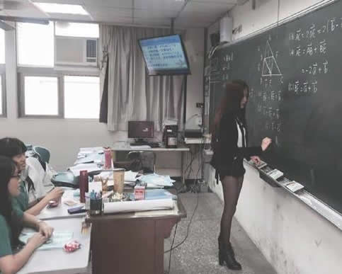 年轻女老师上课你穿成这样不好吧（图）